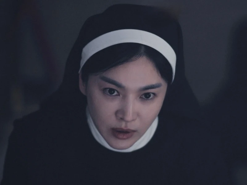 Song Hye-kyo berperan sebagai Suster Giunia dalam film Korea Dark Nuns (2025)